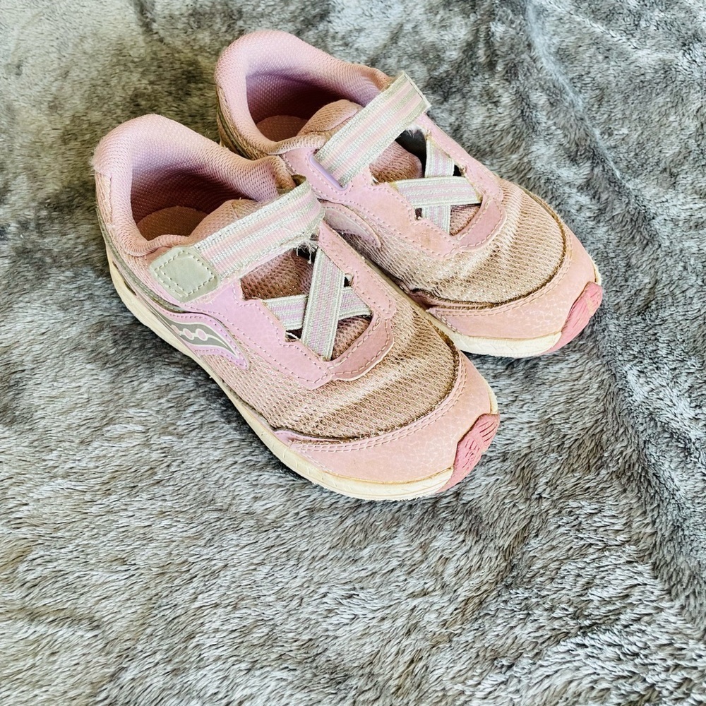 Saucony Sneaker size 11.5 wide girls, velcro, in metallic lavender/pink color